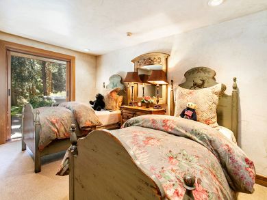 Vail vacation Home Sleeps Ten Guests.